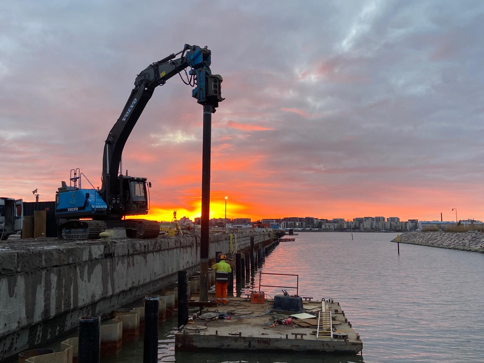 Laiturikohteen ponttaustyömaa auringonlaskussa
